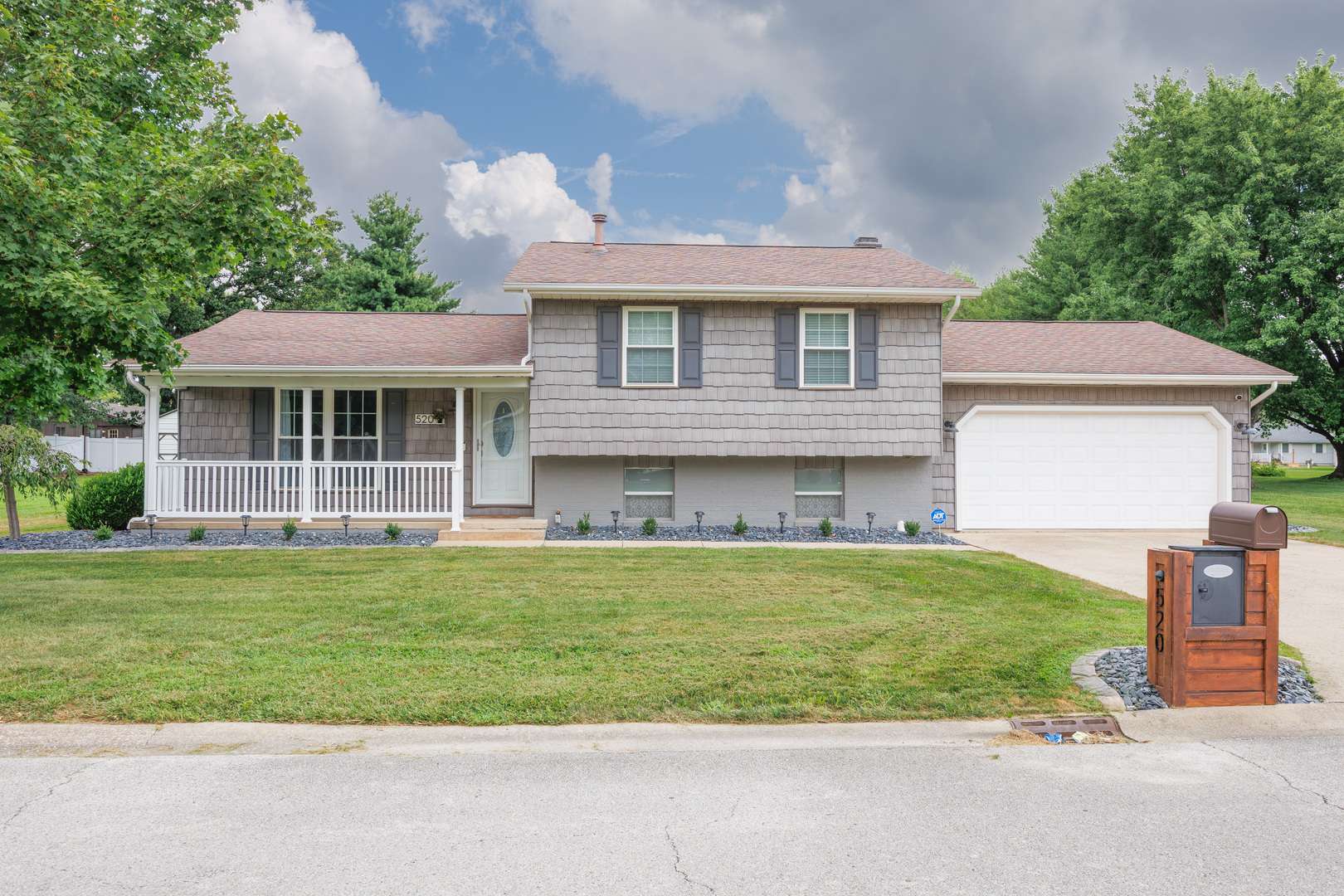 520 Cottonwood DR, Salem, IL 62881