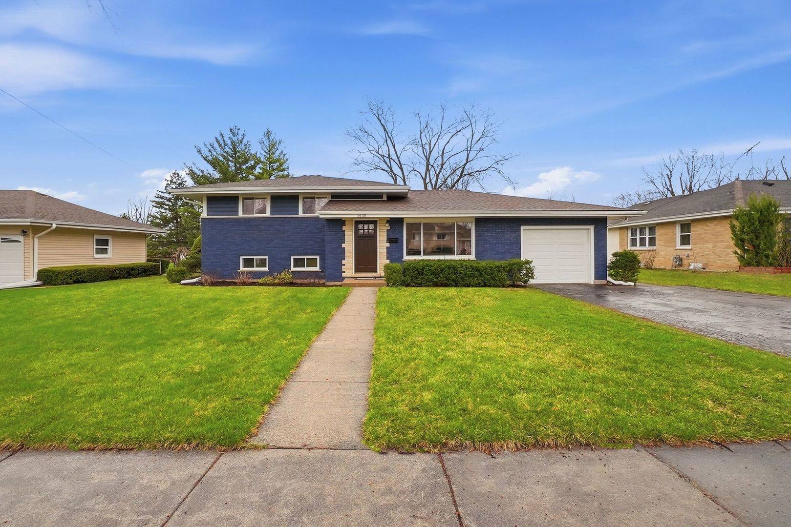 1430 E Emmerson LN, Mount Prospect, IL 60056