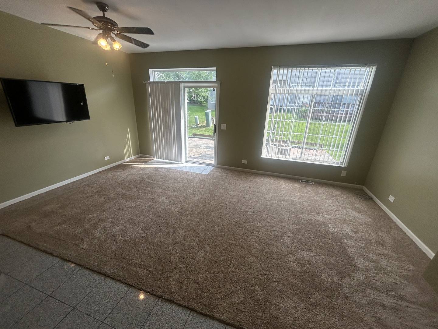 935 Viewpoint DR, Lake In The Hills, IL 60156