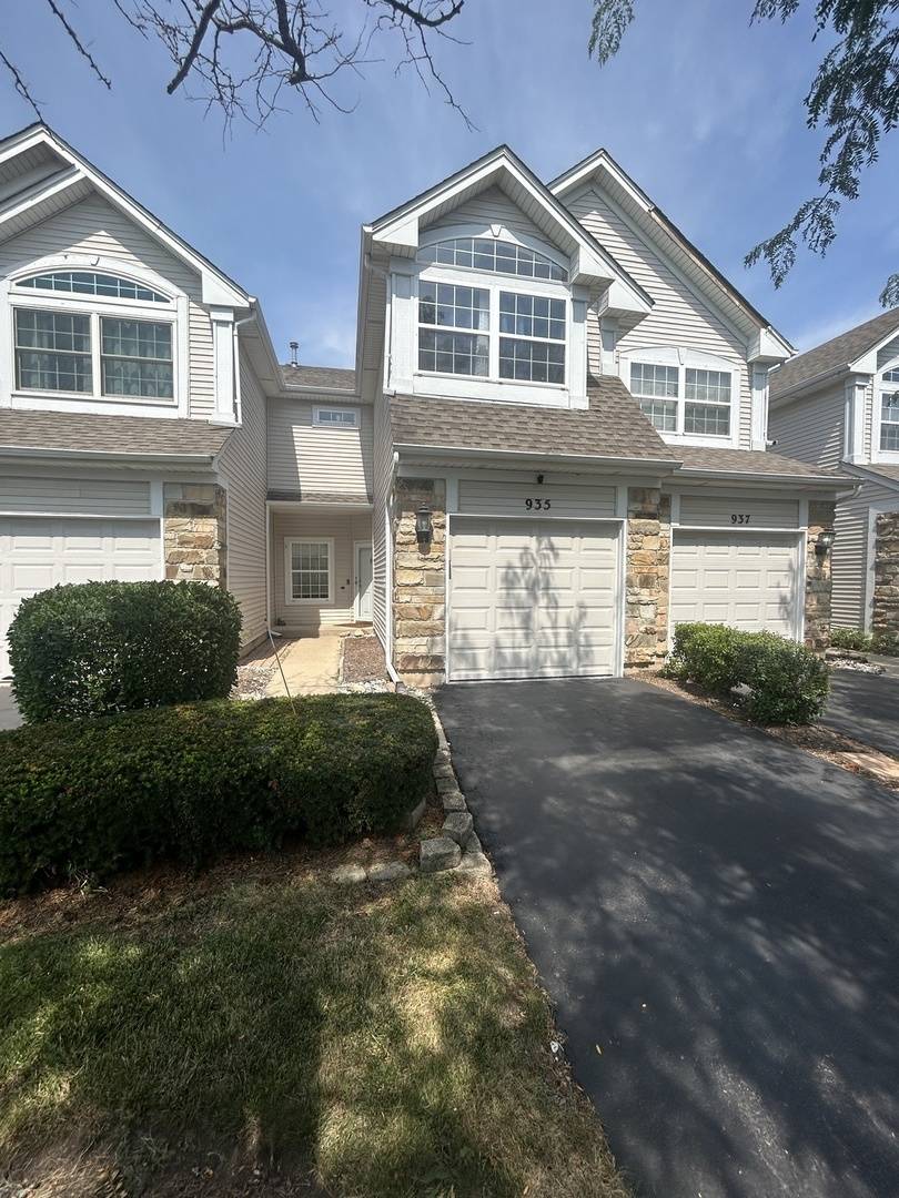 935 Viewpoint DR, Lake In The Hills, IL 60156