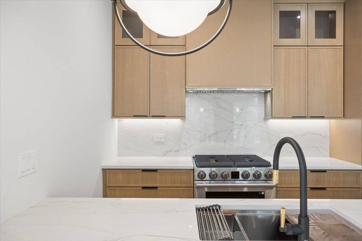 3739 N Clifton AVE #2, Chicago, IL 60613