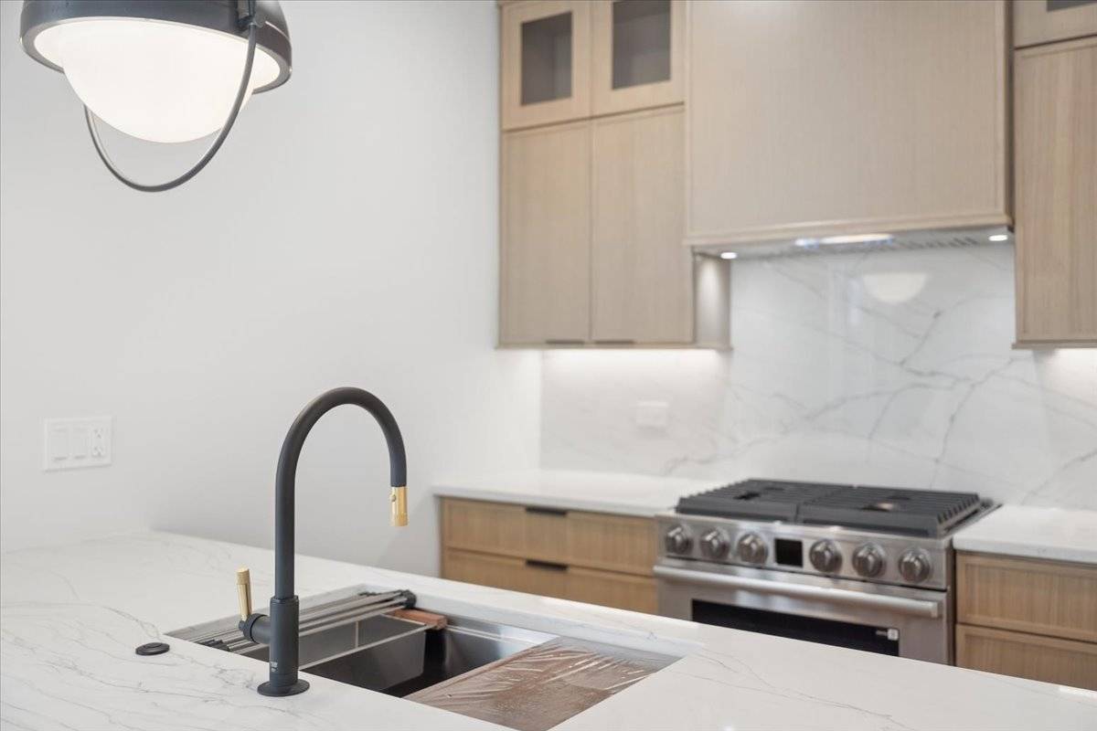 3739 N Clifton AVE #2, Chicago, IL 60613