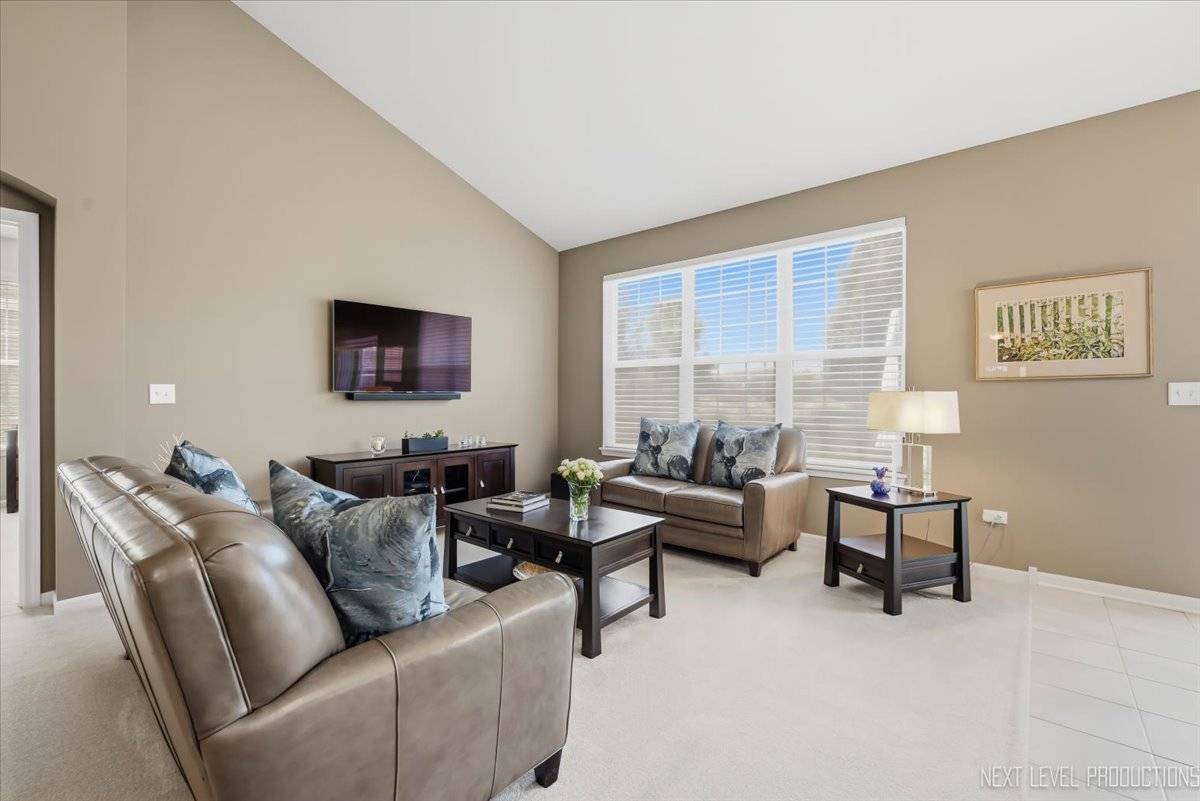 2747 Northmoor DR, Naperville, IL 60564