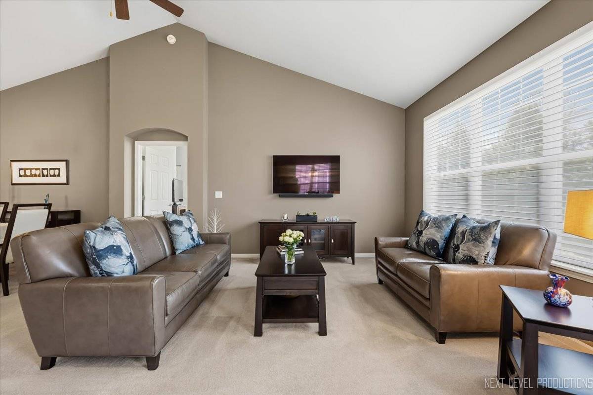 2747 Northmoor DR, Naperville, IL 60564