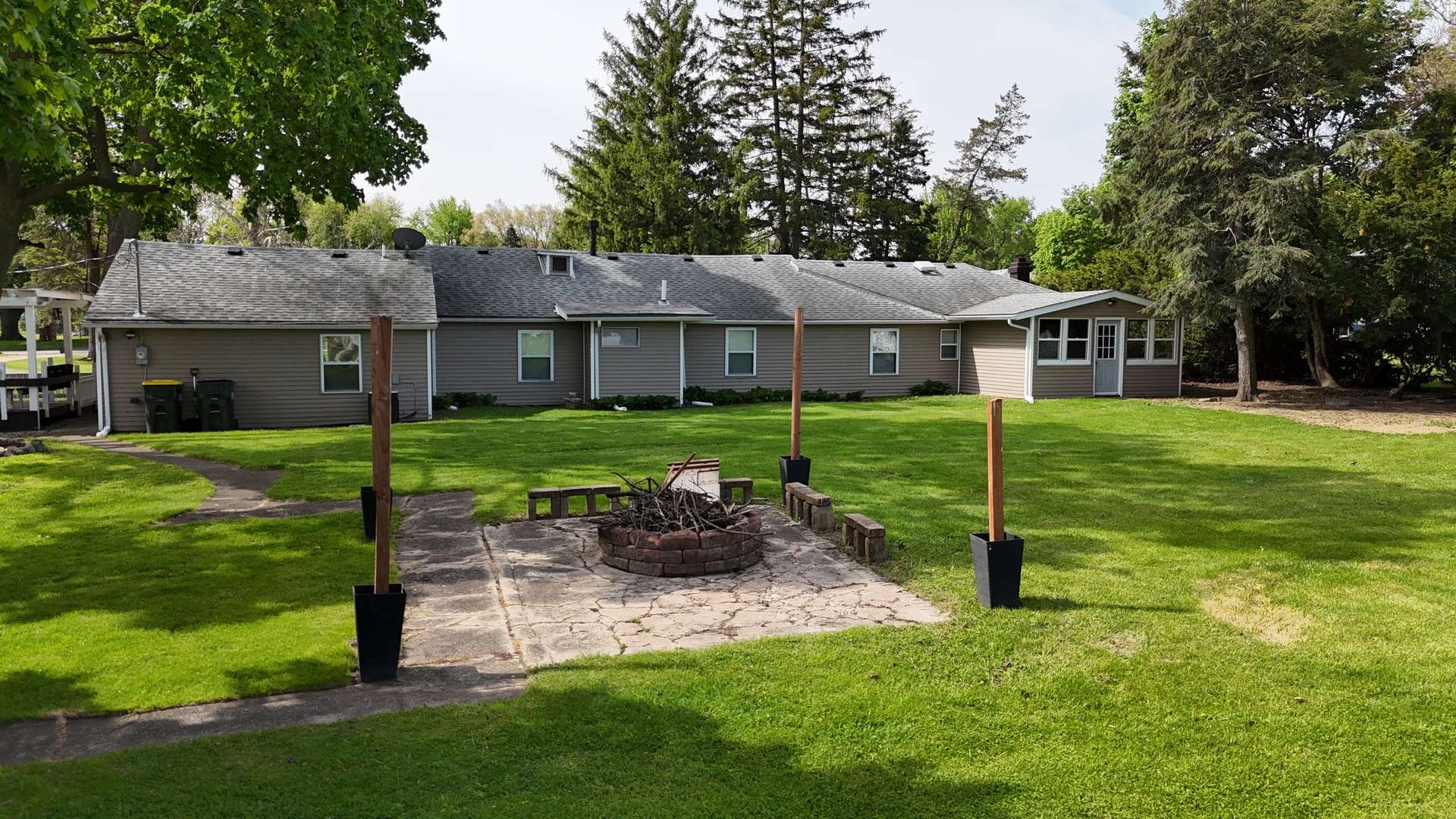 221 Central AVE, Genoa, IL 60135