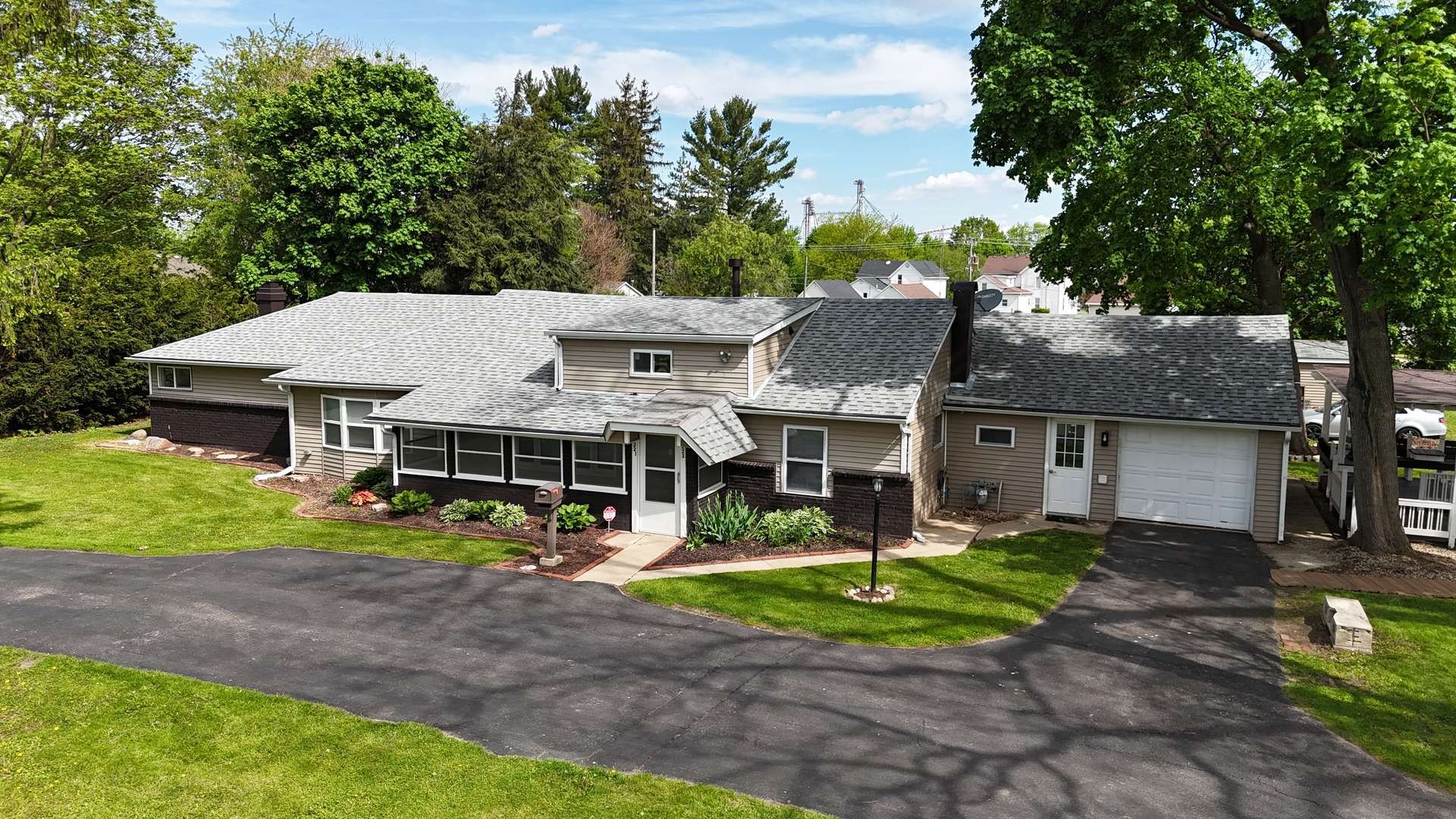221 Central AVE, Genoa, IL 60135
