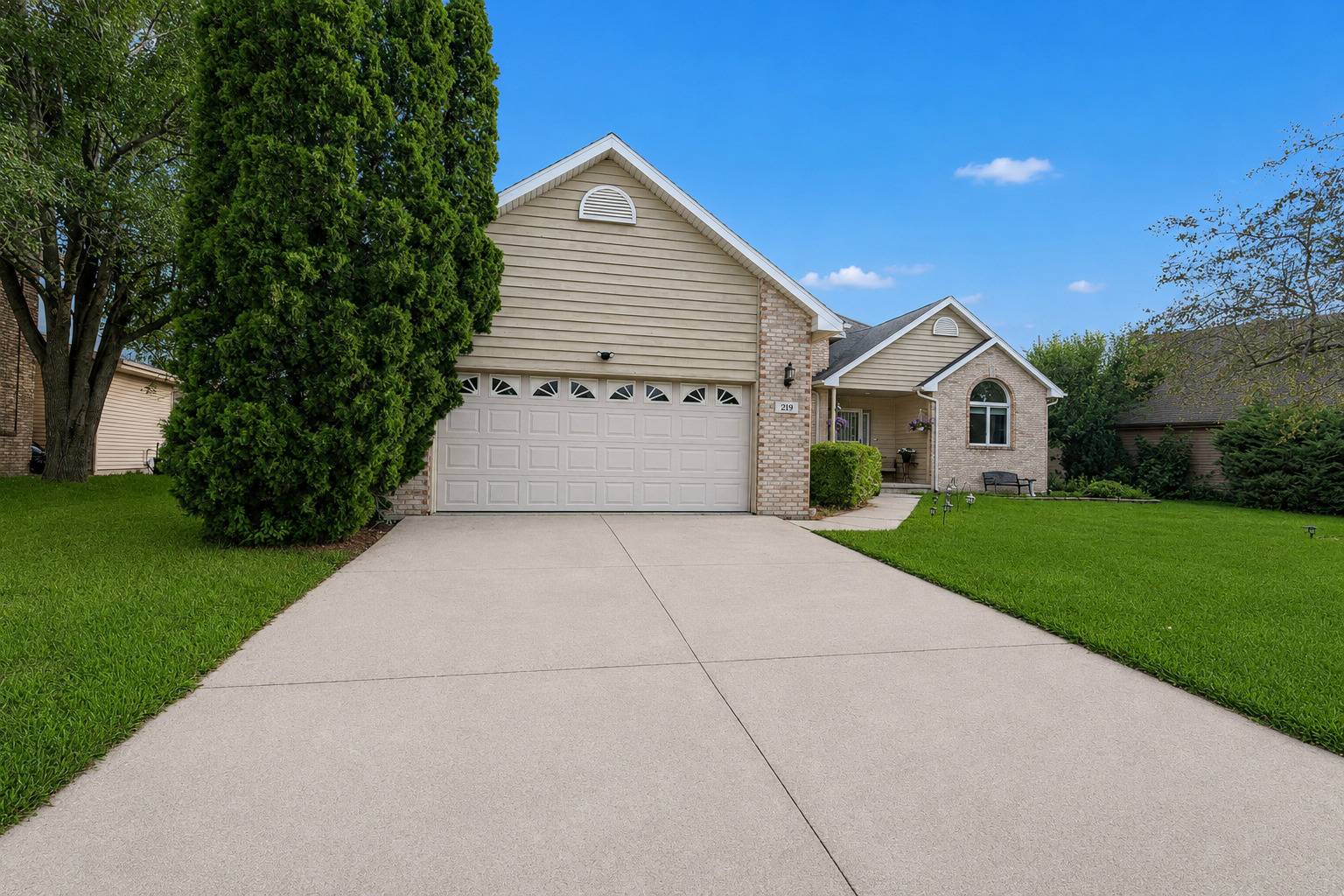 219 Greenbriar LN, Bourbonnais, IL 60914