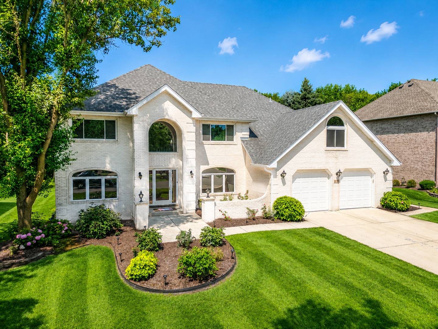 6722 Sweetbriar LN, Darien, IL 60561
