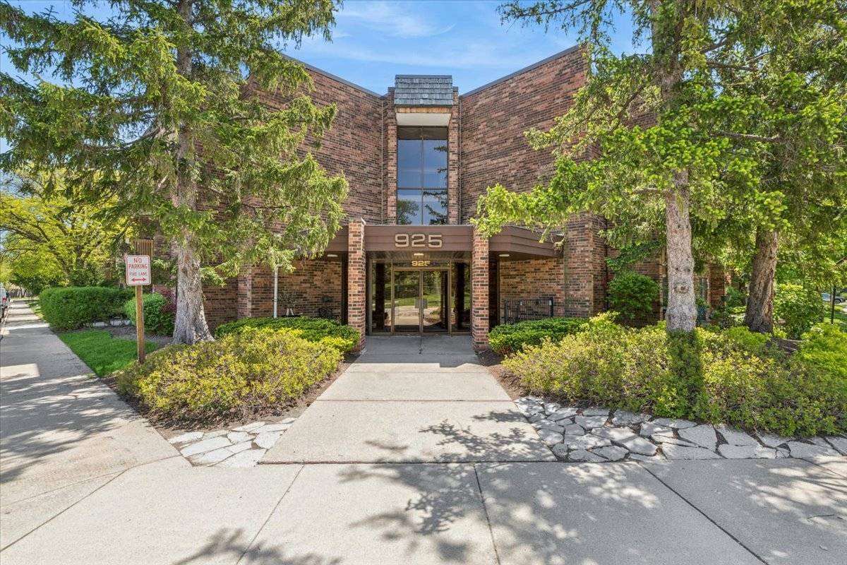 925 Spring Hill DR #102, Northbrook, IL 60062