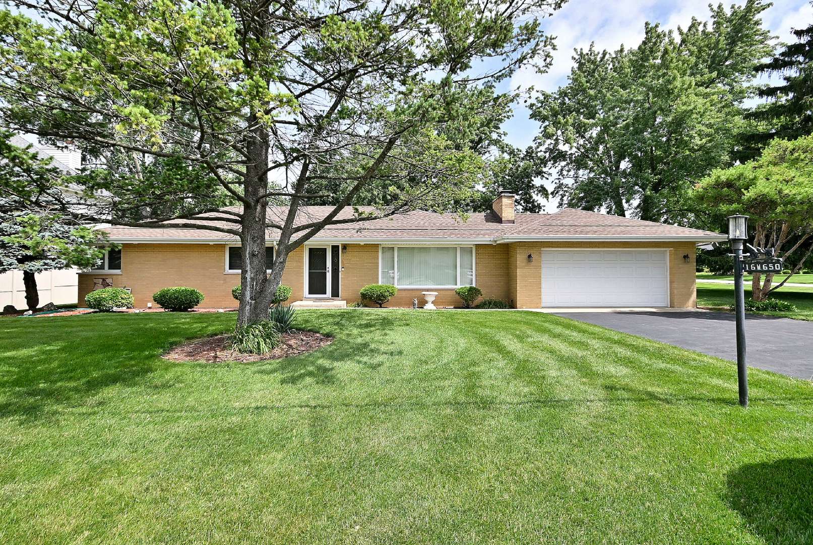 16W650 87TH ST, Willowbrook, IL 60527