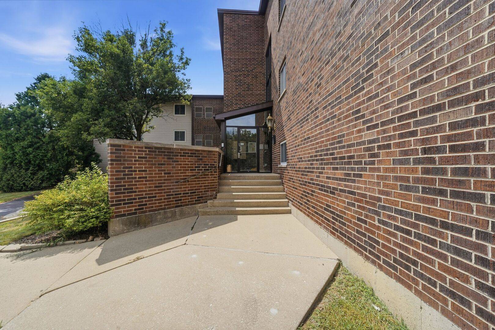 650 Perrie DR #303, Elk Grove Village, IL 60007