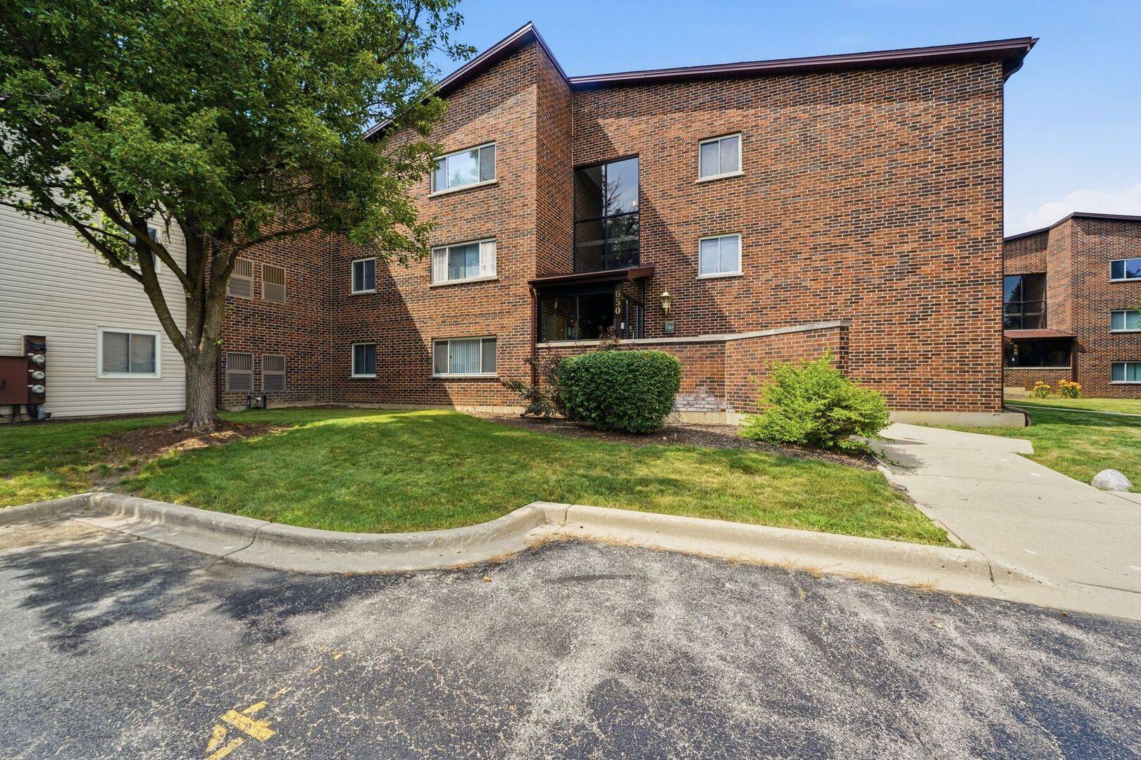 650 Perrie DR #303, Elk Grove Village, IL 60007
