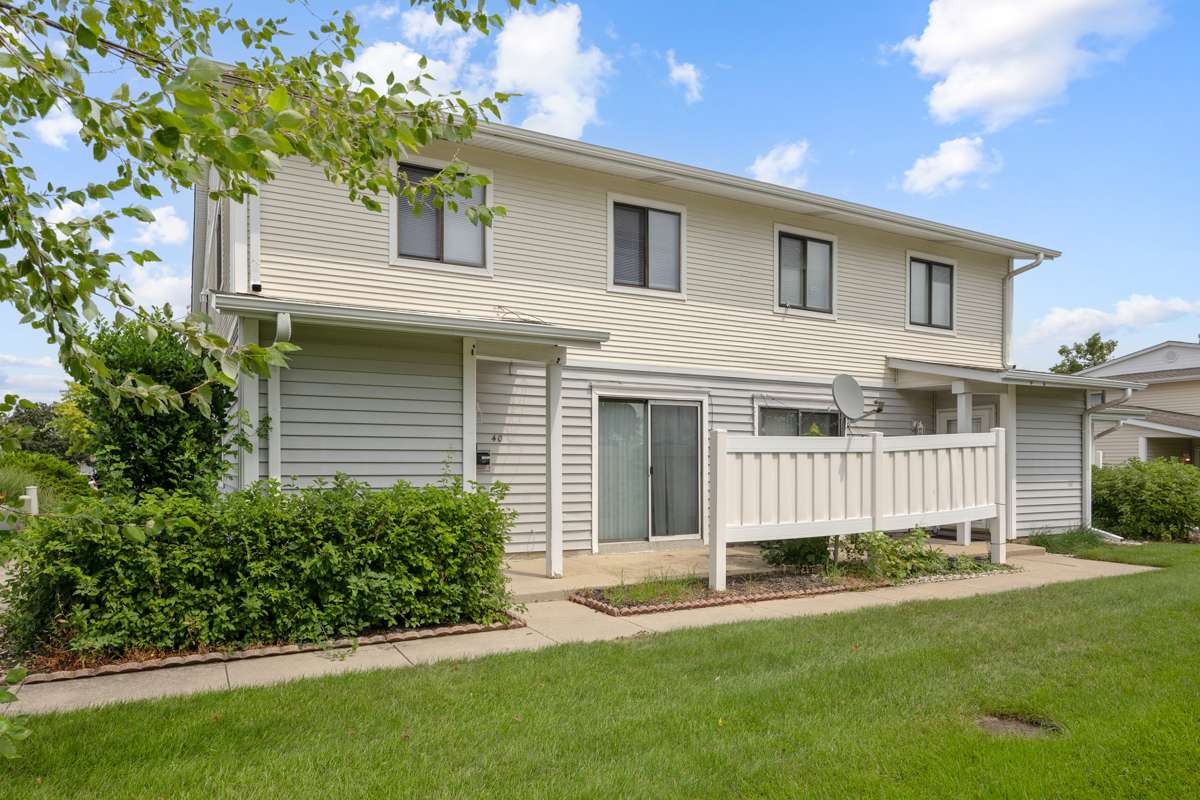 40 N Waterford DR, Schaumburg, IL 60194