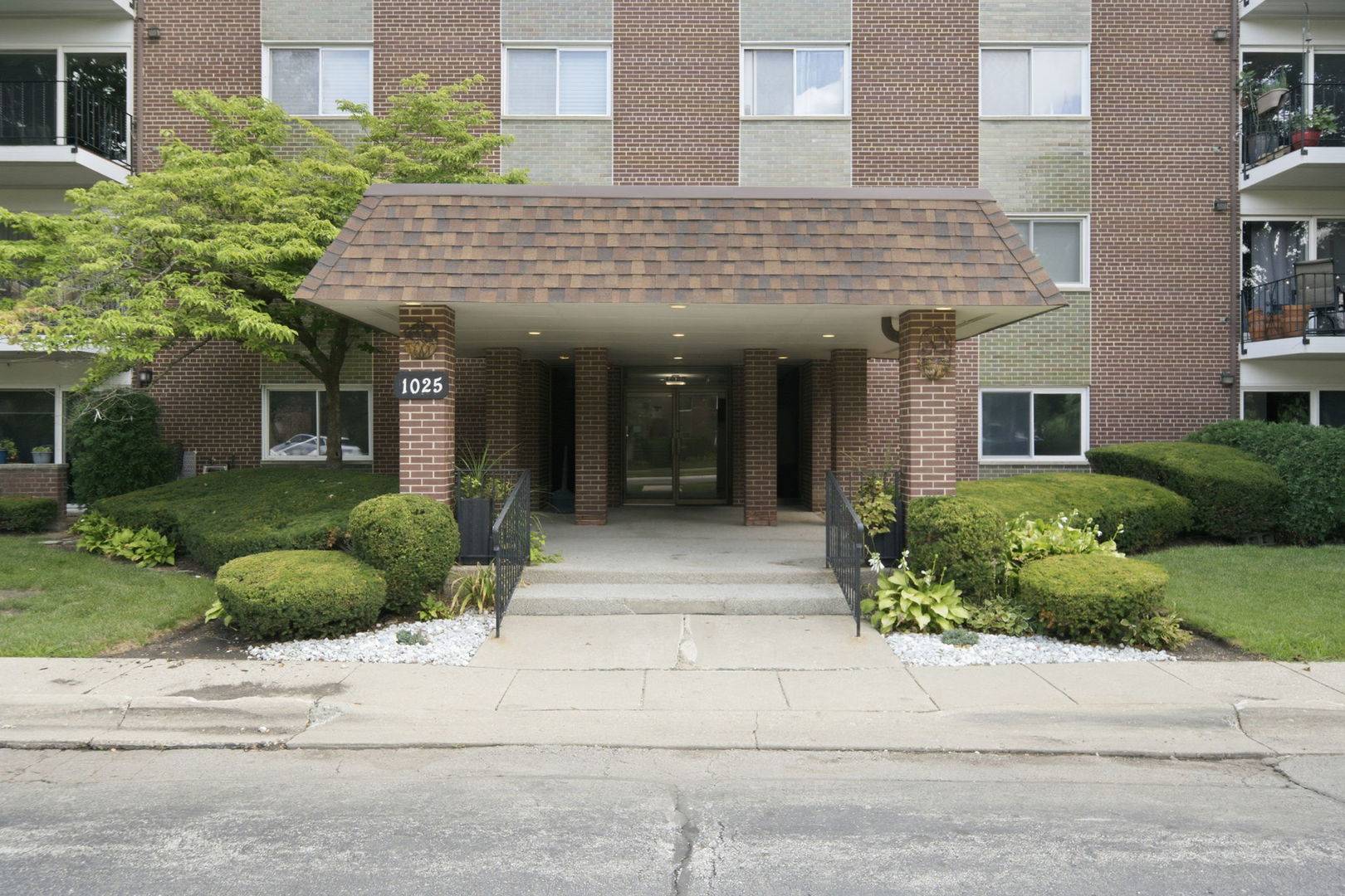 1025 S Fernandez AVE #2B, Arlington Heights, IL 60005