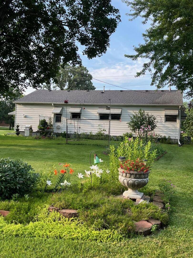 918 W Main ST, Genoa, IL 60135