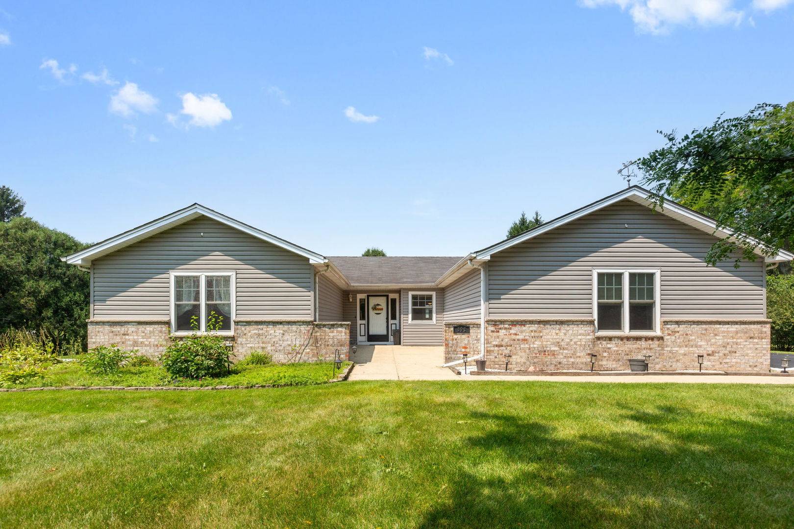 392 Jean ST, Gilberts, IL 60136