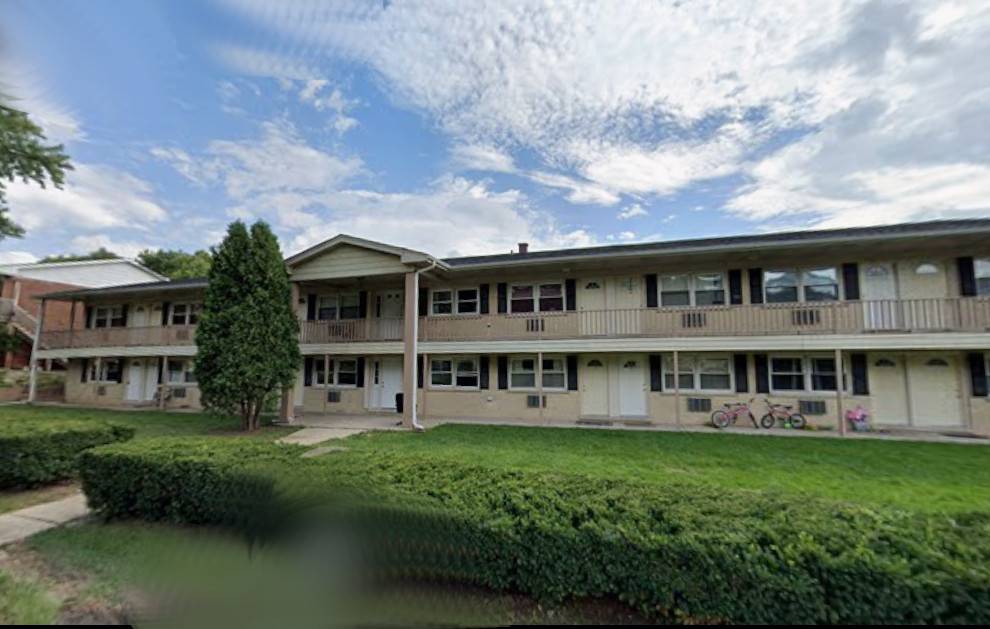 821 Bode RD #4, Elgin, IL 60120