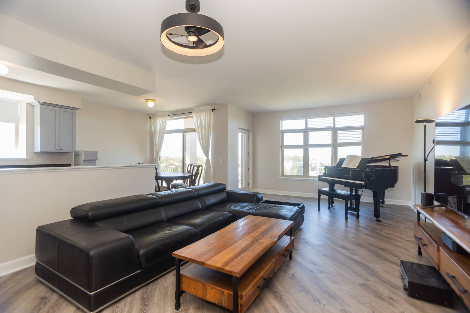 8440 Callie AVE #606, Morton Grove, IL 60053