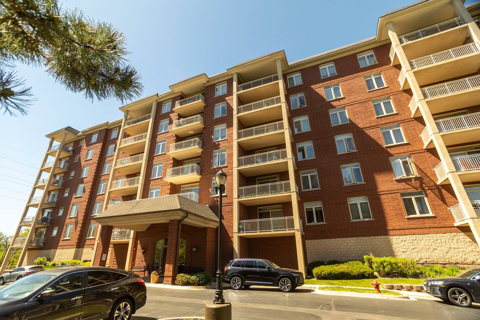 8440 Callie AVE #606, Morton Grove, IL 60053
