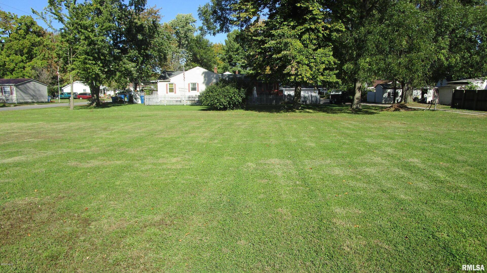 905 E NORTH AVE, Flora, IL 62839