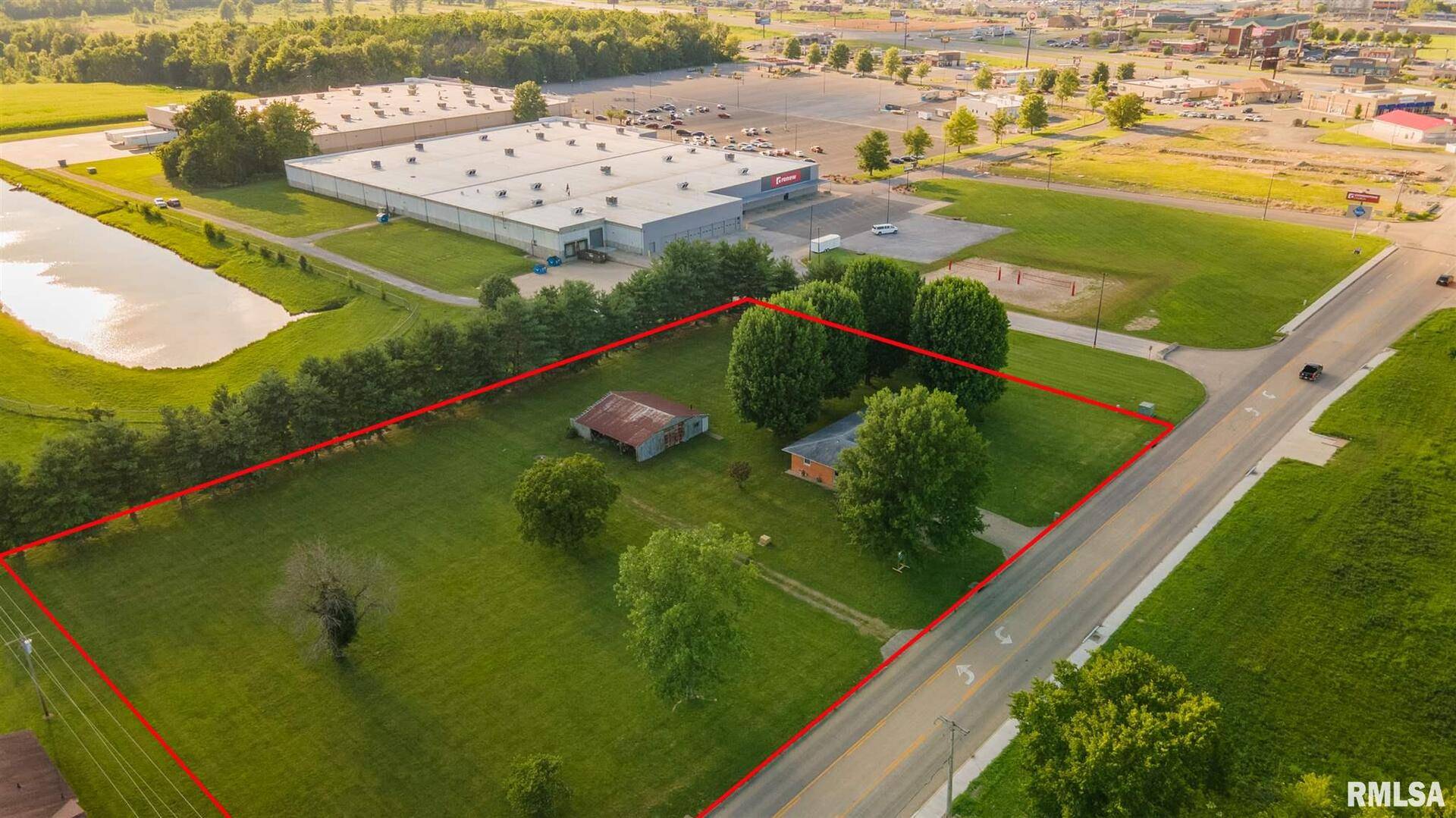 904 Halfway RD, Marion, IL 62959