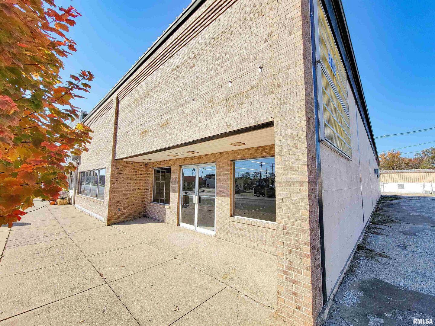 128 W NORTH AVE, Flora, IL 62839