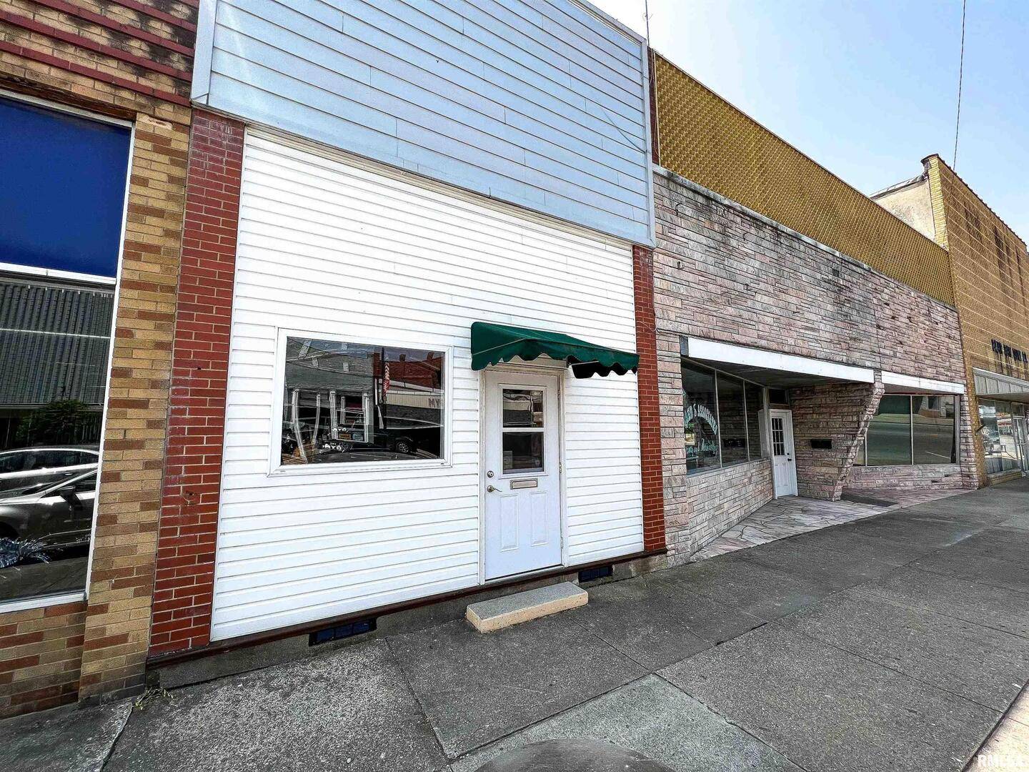 111 W NORTH AVE #109, Flora, IL 62839