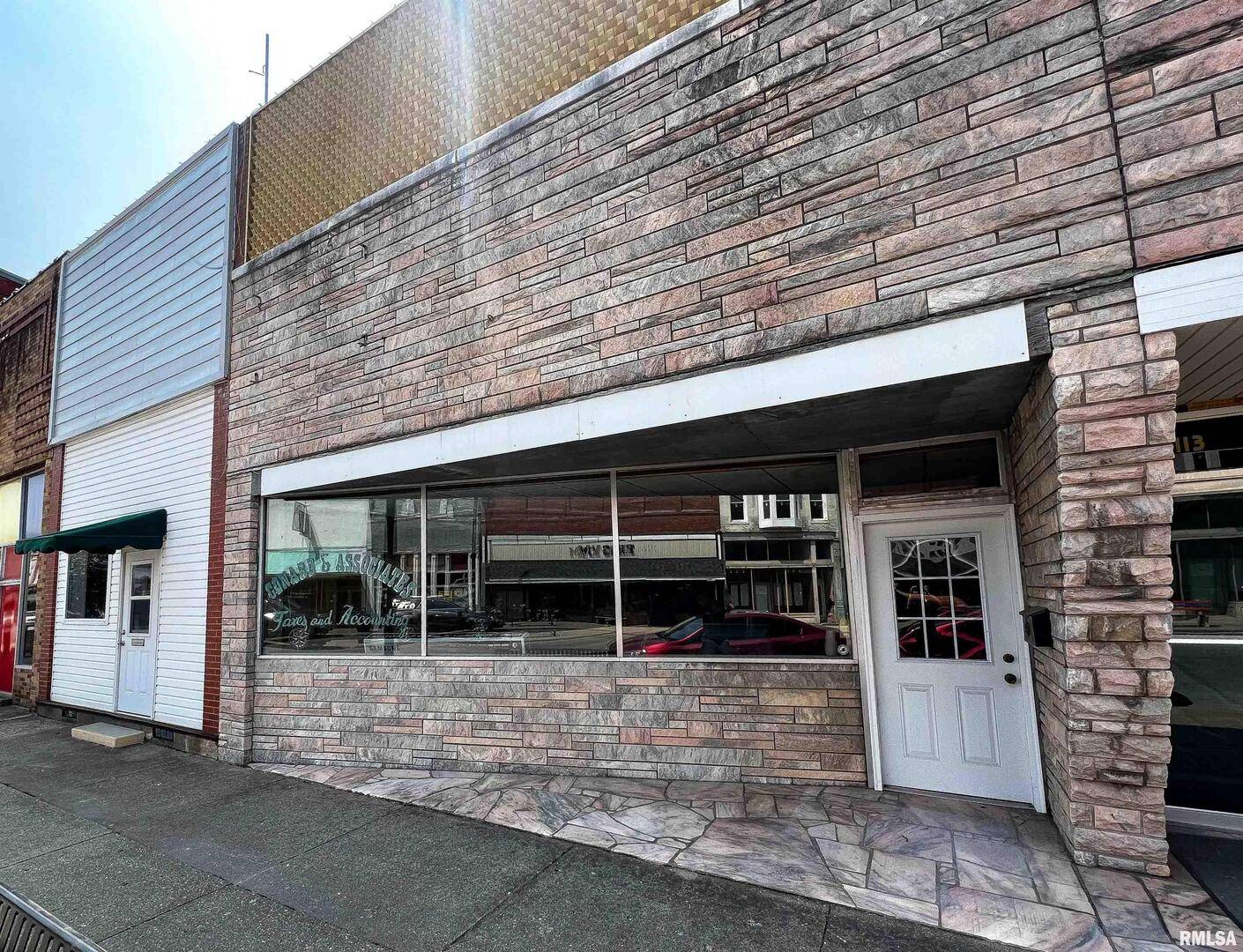 111 W NORTH AVE #109, Flora, IL 62839