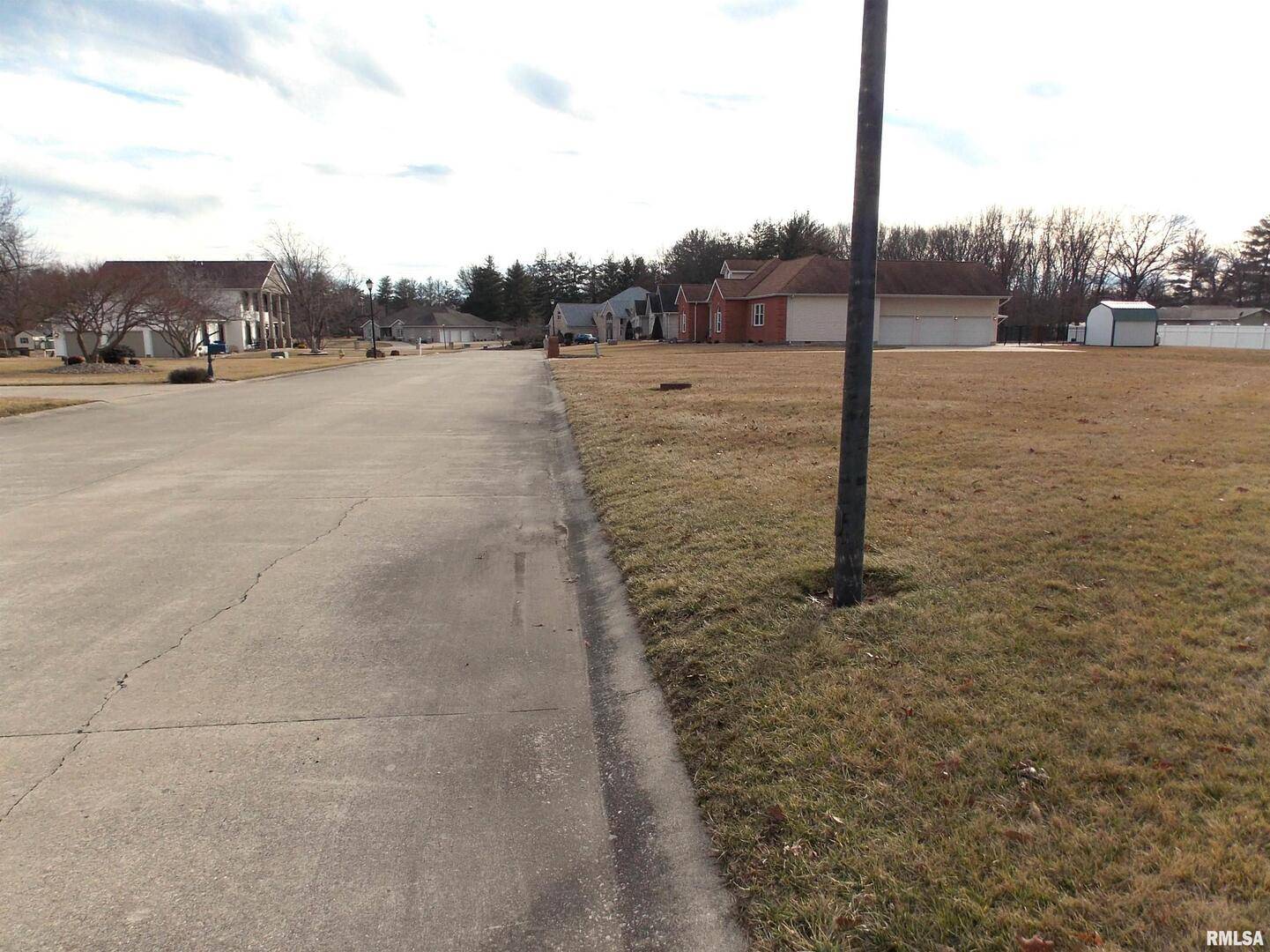 22 Clearlake Dr DR, Centralia, IL 62801