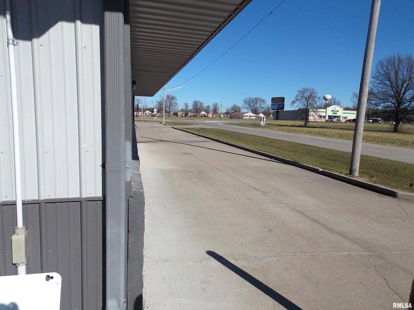 5 WILLIAMSON DR, Fairfield, IL 62837
