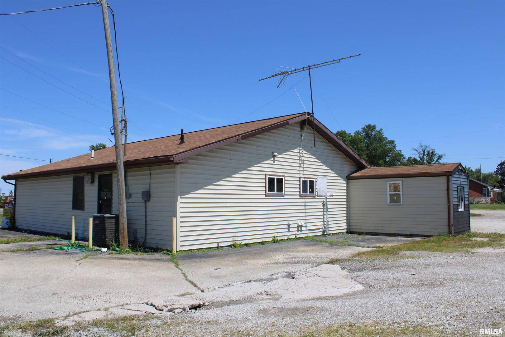 1235 W BROADWAY ST, Centralia, IL 62801