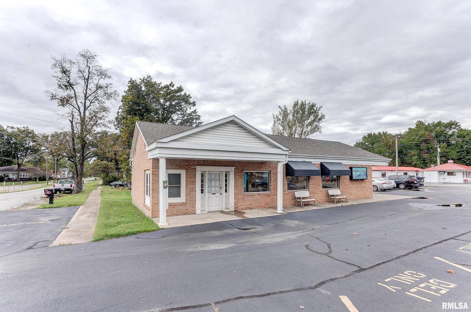 109 S PARK ST, Sesser, IL 62884