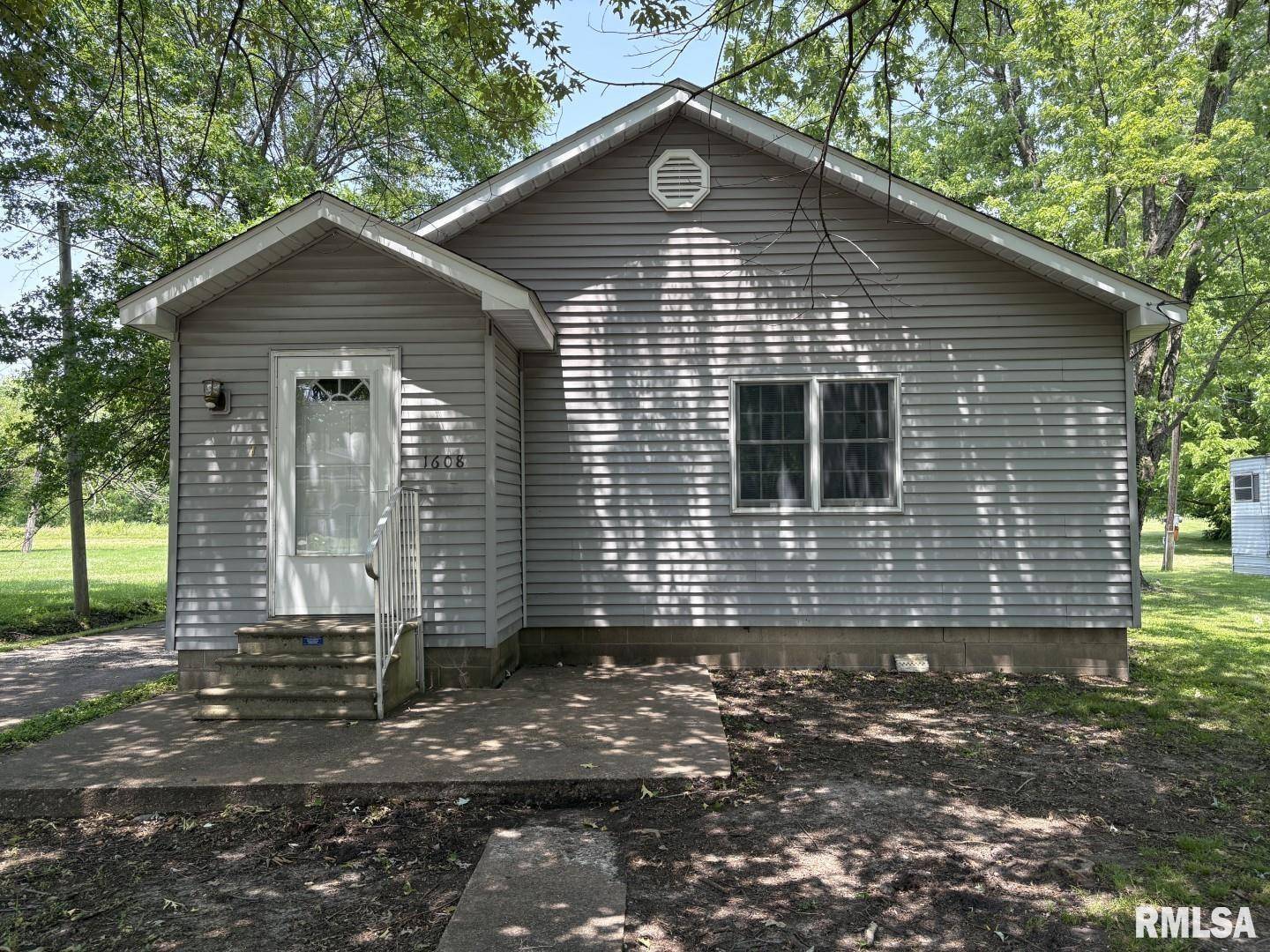 1606 & 1608 W Faust ST, Marion, IL 62959
