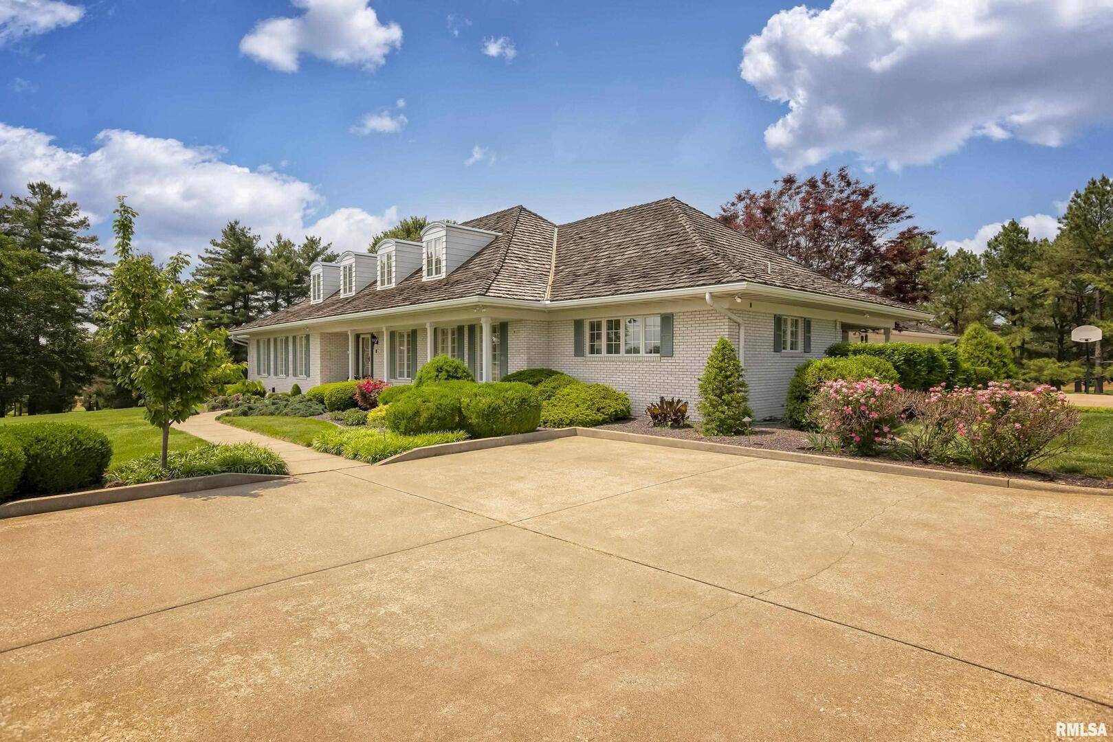 15866 Moellers RD, Marion, IL 62959