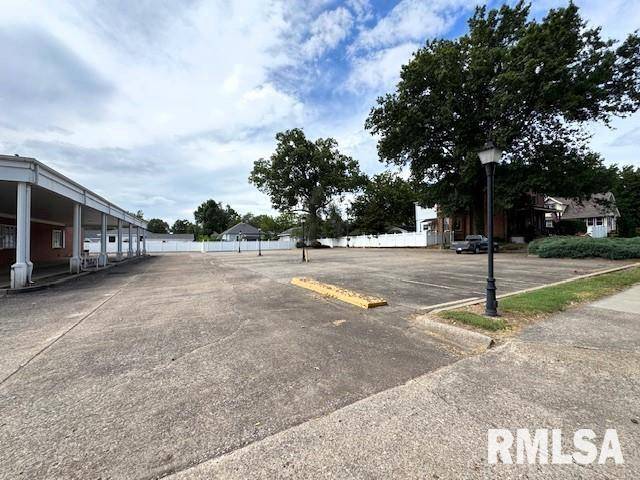 800 N MARKET ST, Marion, IL 62959
