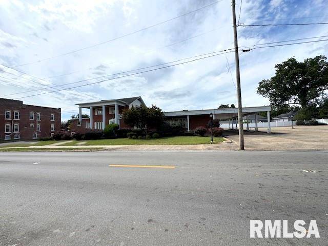 800 N MARKET ST, Marion, IL 62959