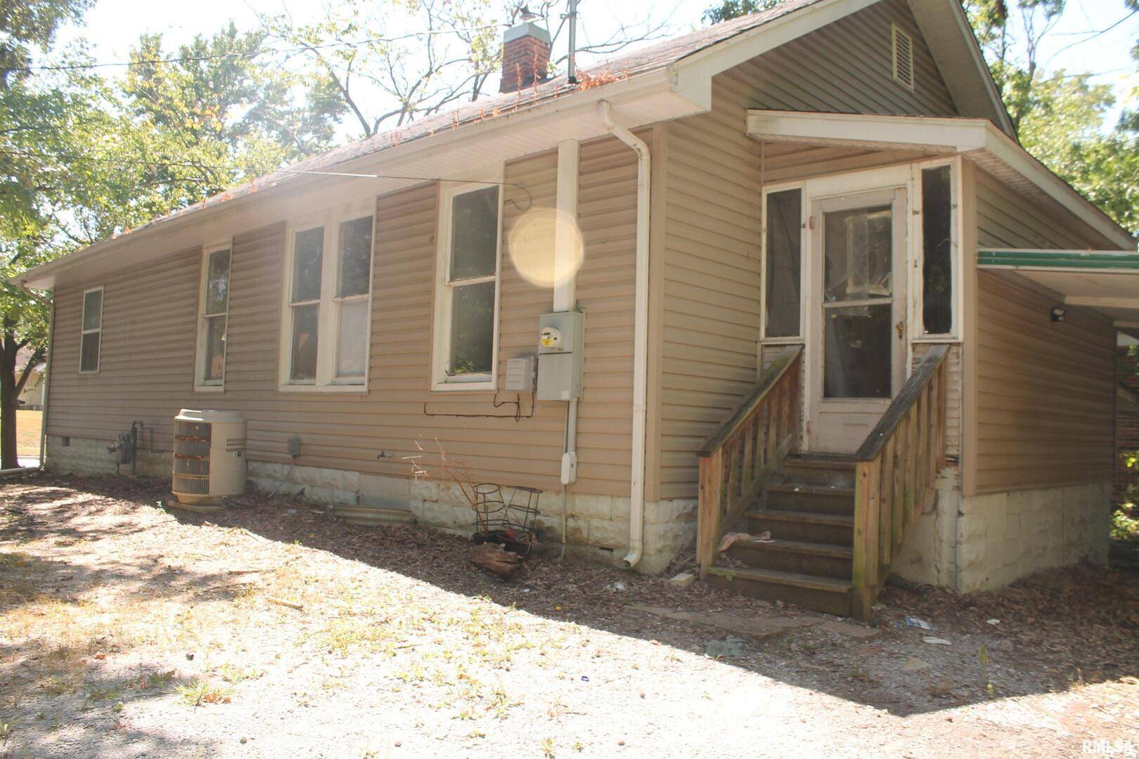 702 W WALNUT ST, Carbondale, IL 62901