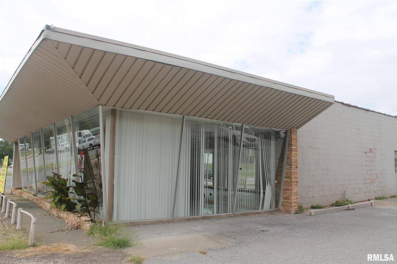 1308 W MAIN ST, Carbondale, IL 62901