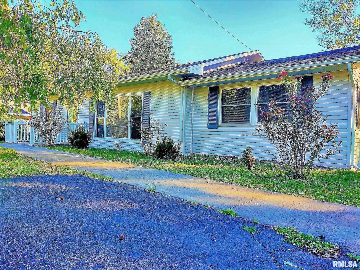 901 LOCUST ST, Vienna, IL 62995