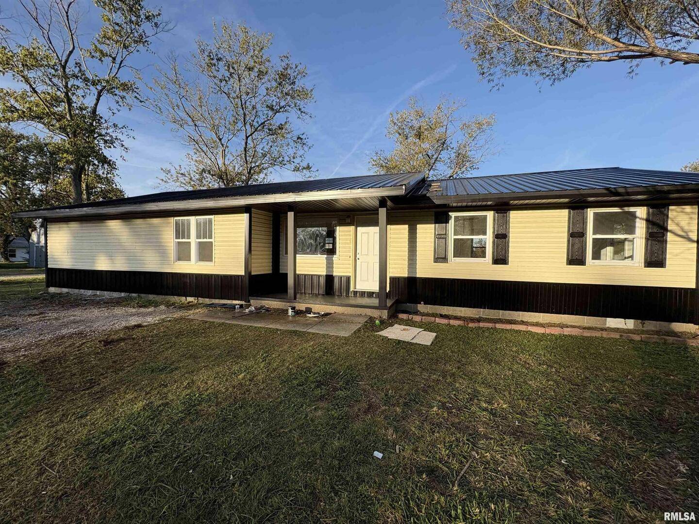 3305 Selmaville RD, Salem, IL 62881