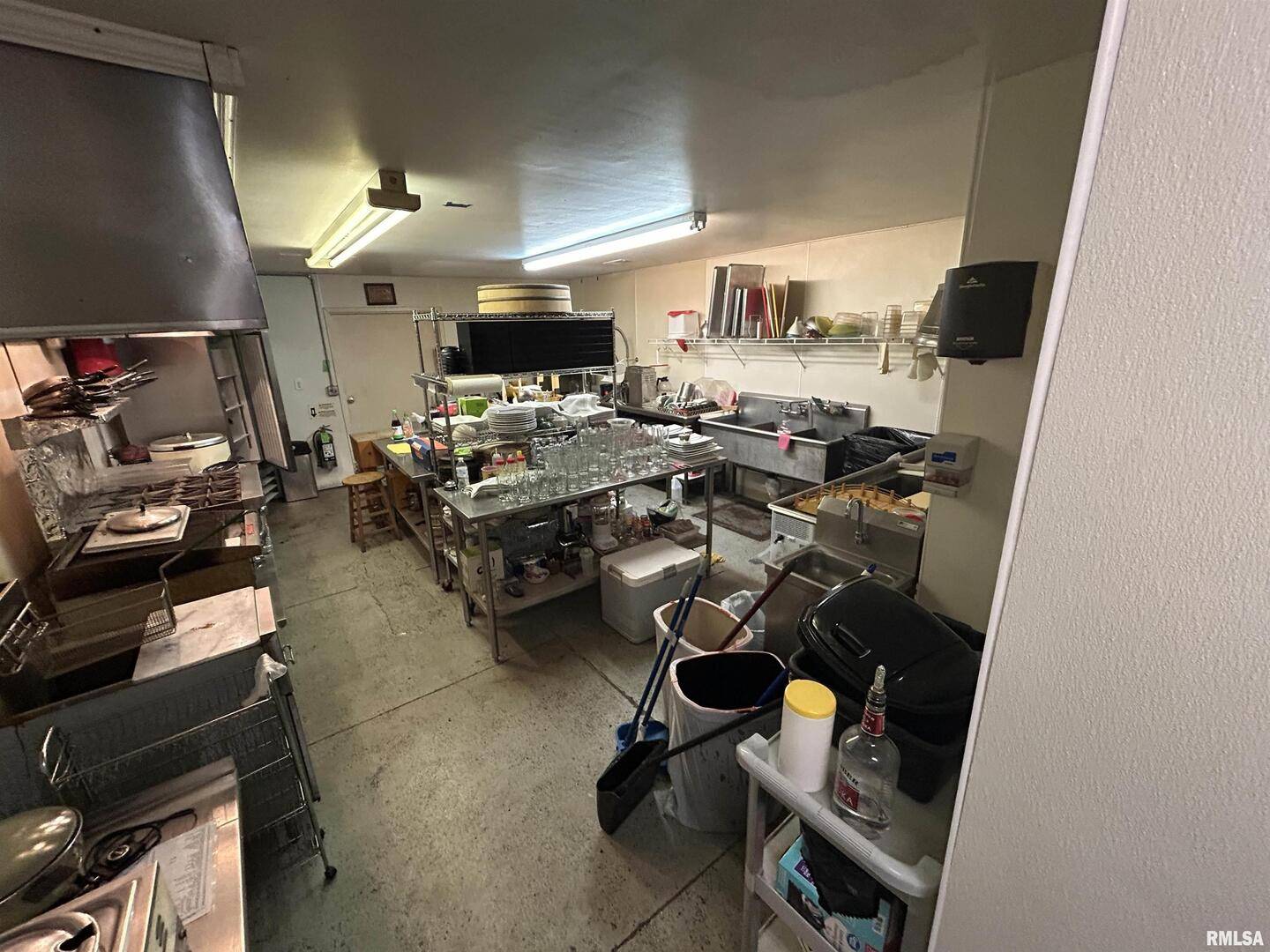 206 E MAIN ST #206 & 208, Salem, IL 62881
