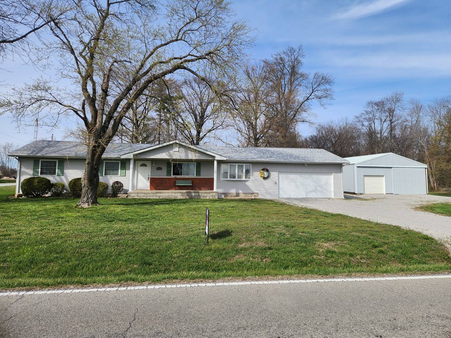 15766 E Tilton RD, Ina, IL 62846
