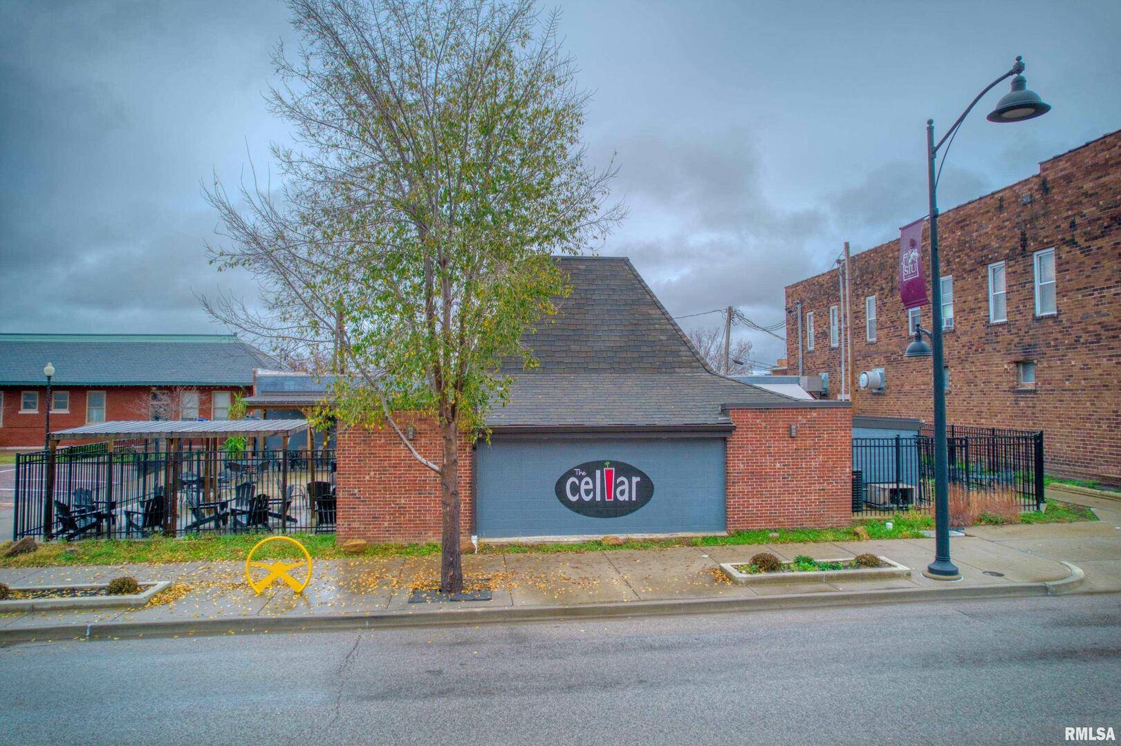 101 W MONROE ST, Carbondale, IL 62901