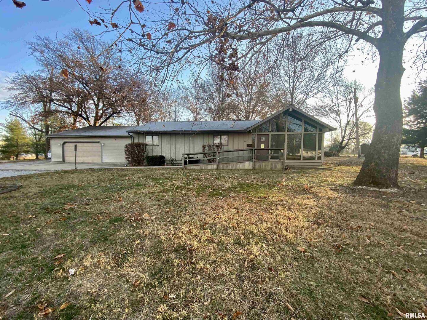 205 N DAVIS AVE, Centralia, IL 62801