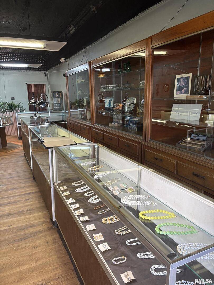 128 & 130 E MAIN ST, West Frankfort, IL 62896
