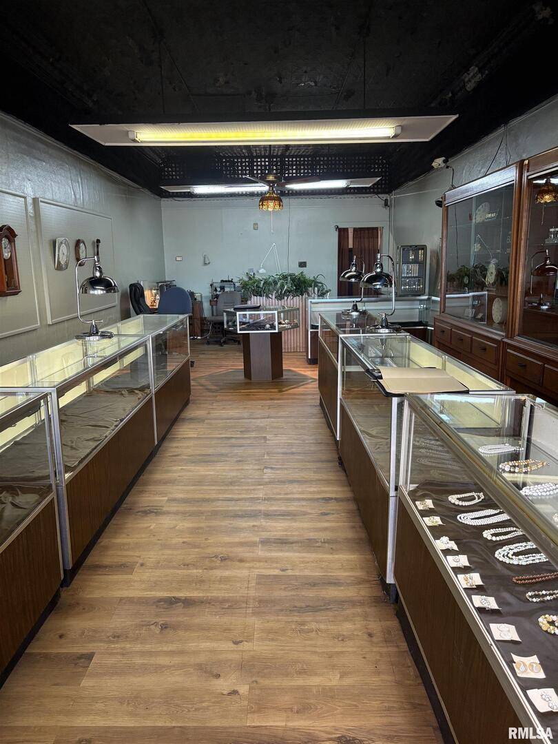128 & 130 E MAIN ST, West Frankfort, IL 62896