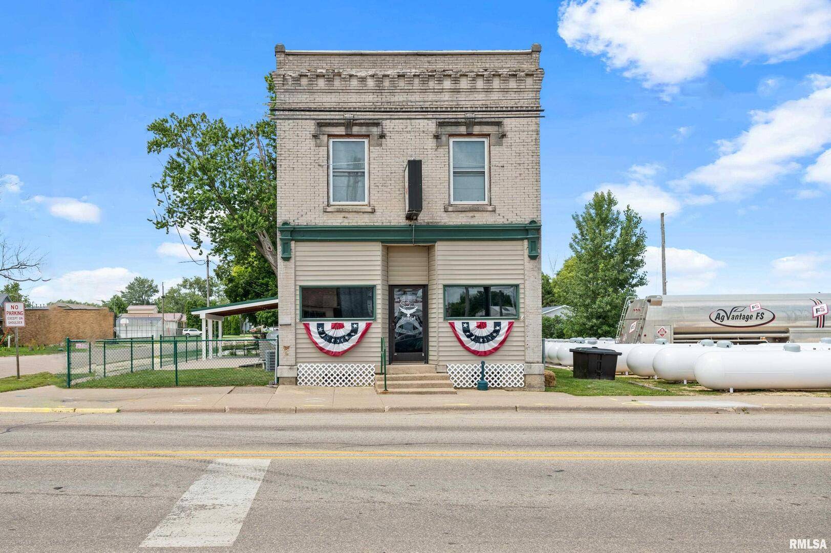 106 3RD ST, Low Moor, IA 52757