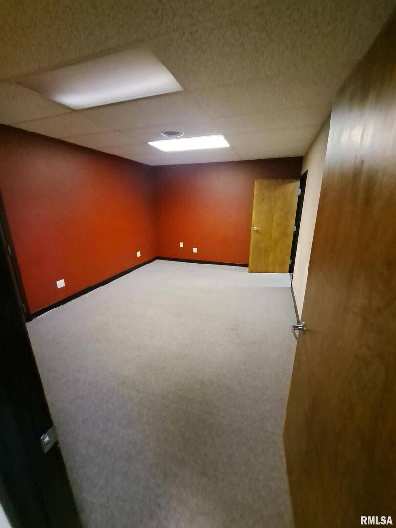4711 N BRADY ST, Davenport, IA 52806