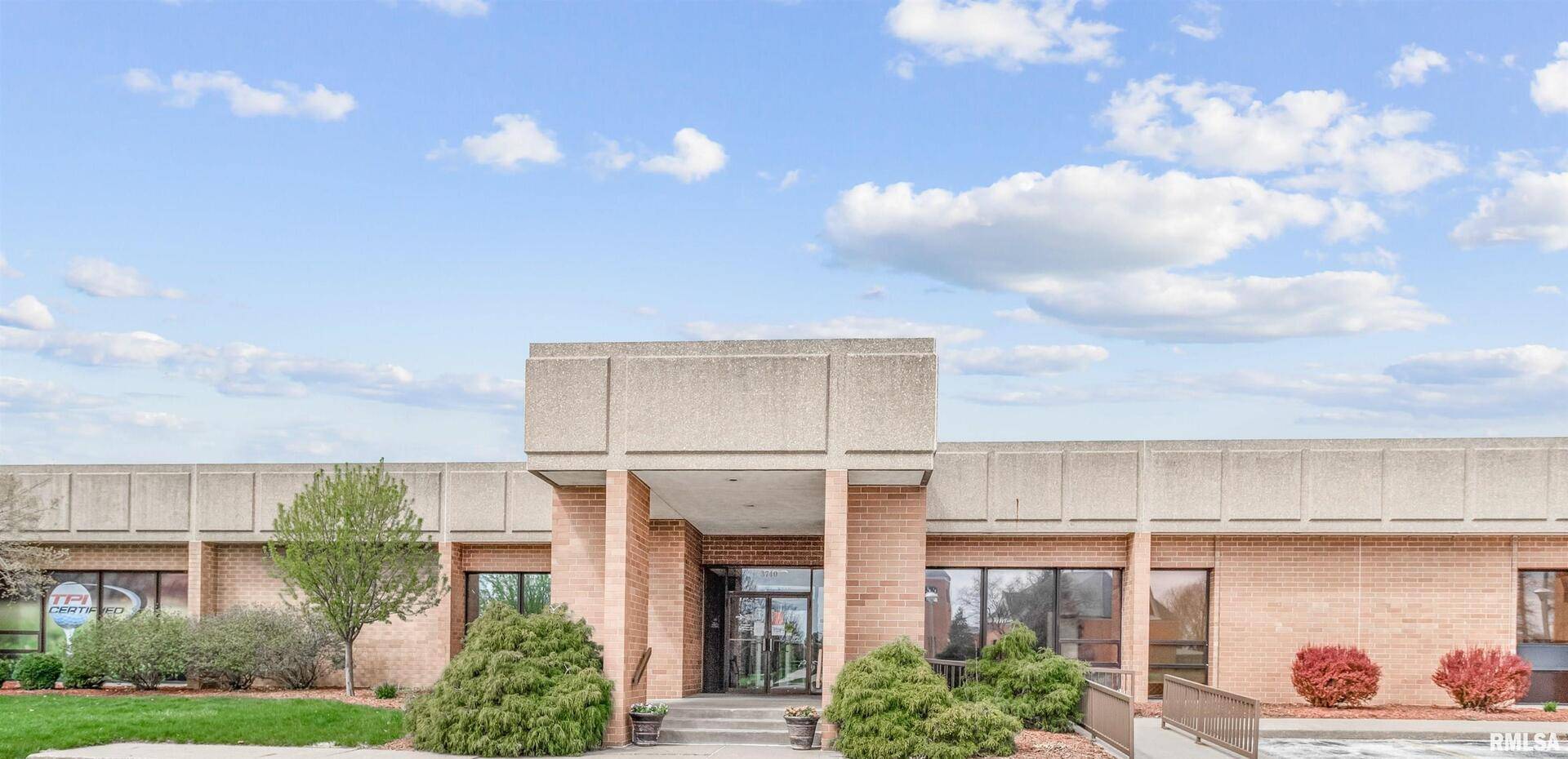 3740 UTICA RIDGE RD, Bettendorf, IA 52722