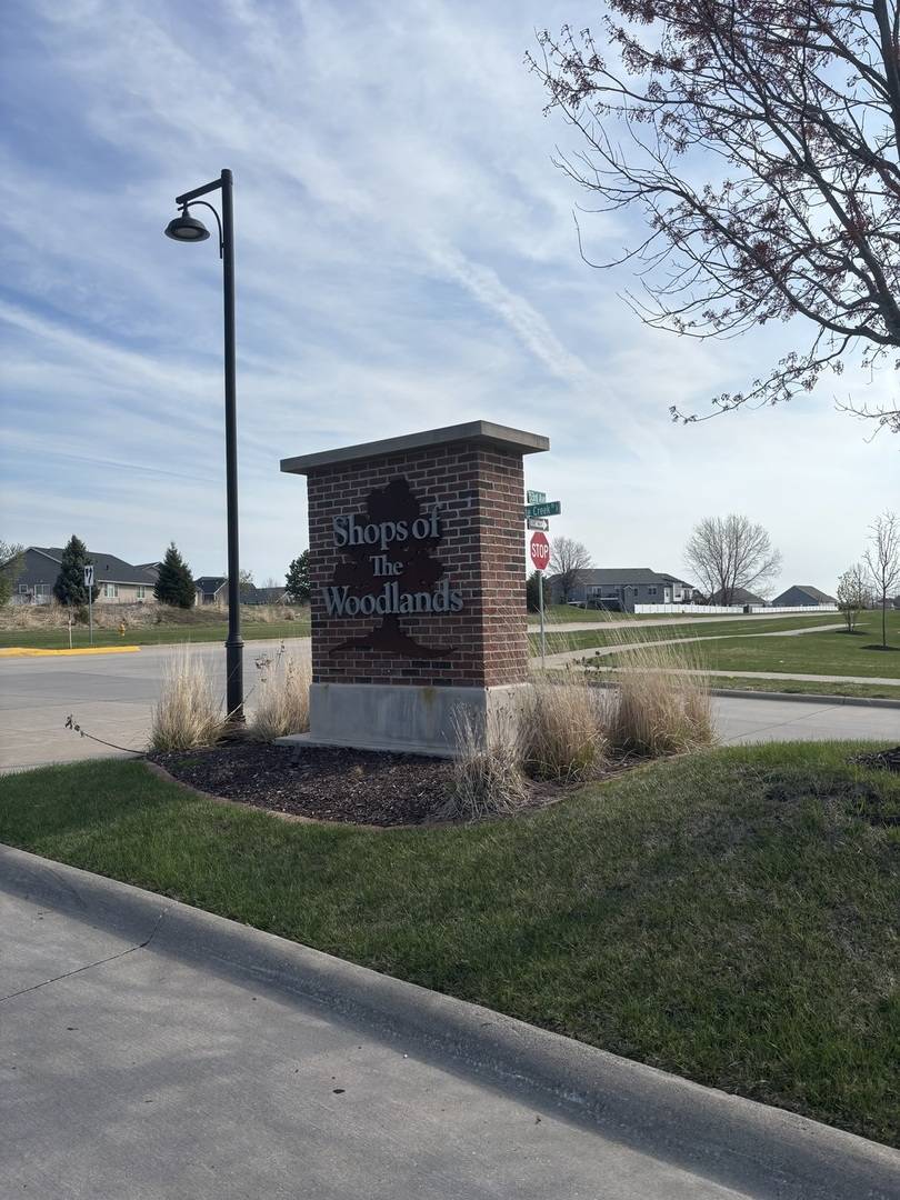 5277 PINECREEK LN #B, Bettendorf, IA 52722